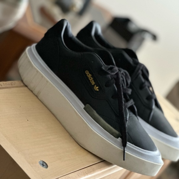 Adidas Hypersleek Platform, size 8.5 - Picture 4 of 4